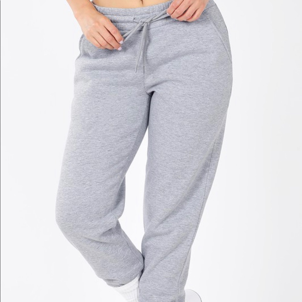 🚨CLOSET CLEAROUT Women’s Grey Jogger/Sweats - Picture 4 of 4